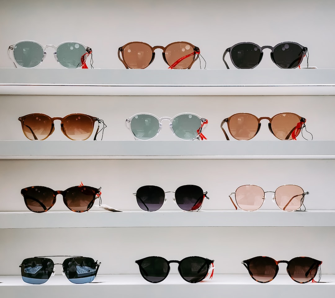 Dlaczego warto kupić okulary przeciwsłoneczne u optyka?