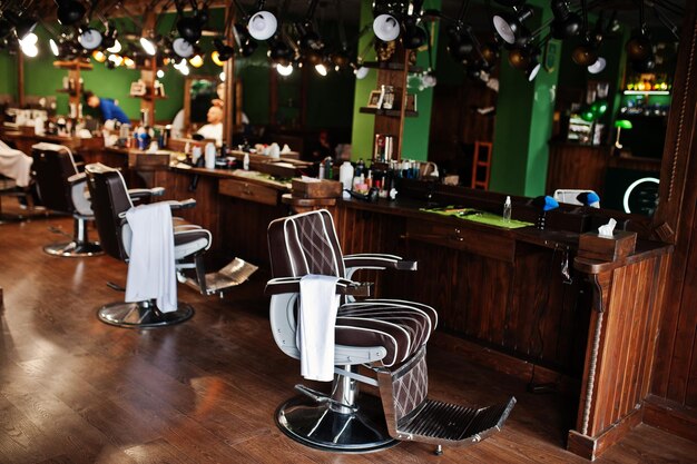 Jak wybrać profesjonalne przybory i meble do twojego salonu fryzjerskiego?