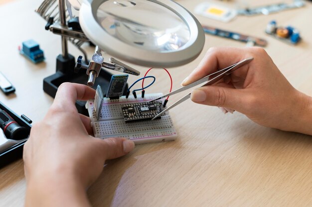 Poradnik do tworzenia własnego robota z wykorzystaniem elementów dostępnych w sklepie dla elektroników