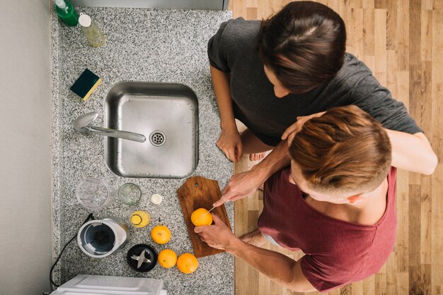 Jak wybrać granitowy zlewozmywak jednokomorowy do małej kuchni?